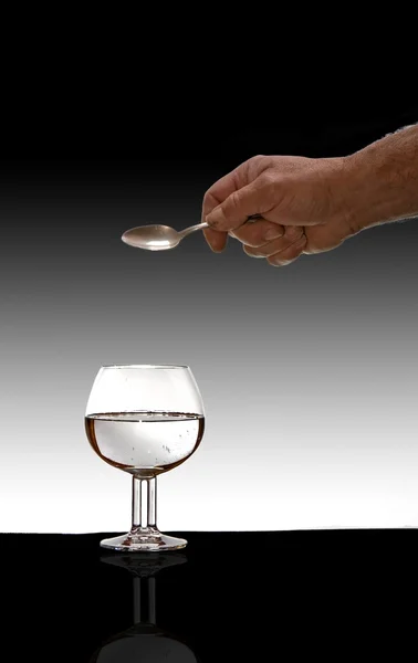 Glas op tafel met afgestudeerd achtergrond — Stockfoto