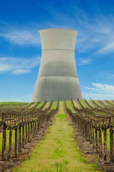 Chłodnia kominowa nie zamknięte rancho seca jądrowej elektrowni — Zdjęcie stockowe