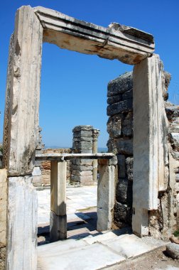 Türkiye'de ünlü tarihi site Efes Antik Roma taş kapıda