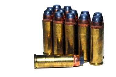 Beyaz bir arka plan üzerinde izole 41 magnum tabanca mermi