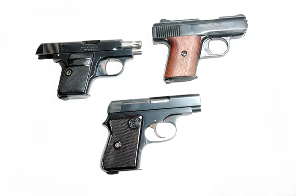 Trzy małe półautomatyczne pistolety na białym tle — Zdjęcie stockowe