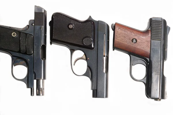 Trzy małe półautomatyczne pistolety na białym tle — Zdjęcie stockowe