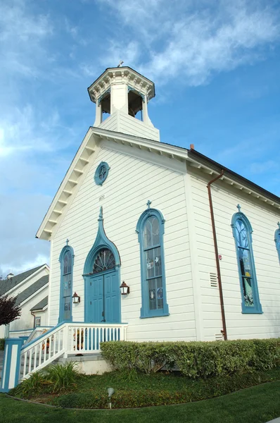 Igreja na pequena cidade — Fotografia de Stock