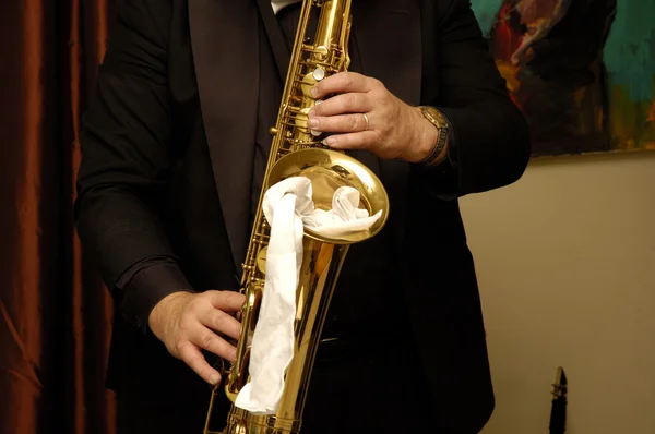 Musiker spelar saxofon — Stockfoto