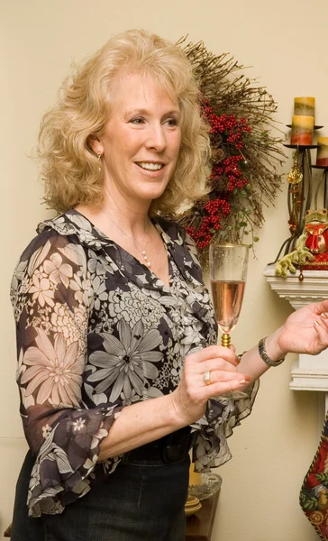 Mulher apreciando o vinho espumante da Califórnia — Fotografia de Stock