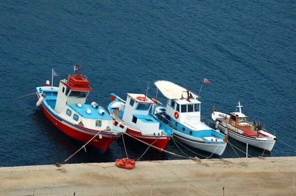 Лодки на пристани в Миконосе — стоковое фото