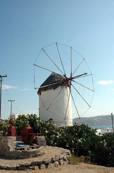 Molino de viento en la isla griega de Mykonos — Foto de Stock