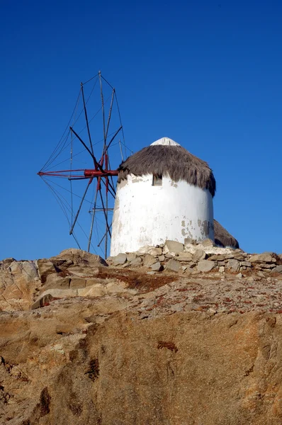 Moulin à vent sur l'île grecque de Mykonos — Photo