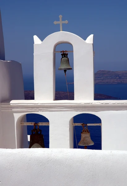 与希腊的圣托里尼岛上的三个铃铛的钟塔 — 图库照片