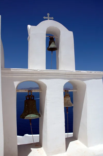 与希腊的圣托里尼岛上的三个铃铛的钟塔 — 图库照片