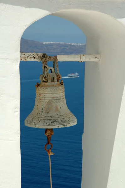 Καμπάνα της εκκλησίας στο νησί με πλοίο στο παρασκήνιο στην Καλντέρα της Σαντορίνης — Φωτογραφία Αρχείου