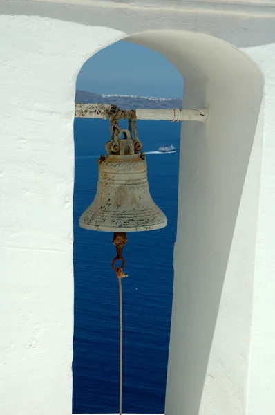 Bell tower on the greek island of Santorini with ferry in the caldera — Stock Photo, Image