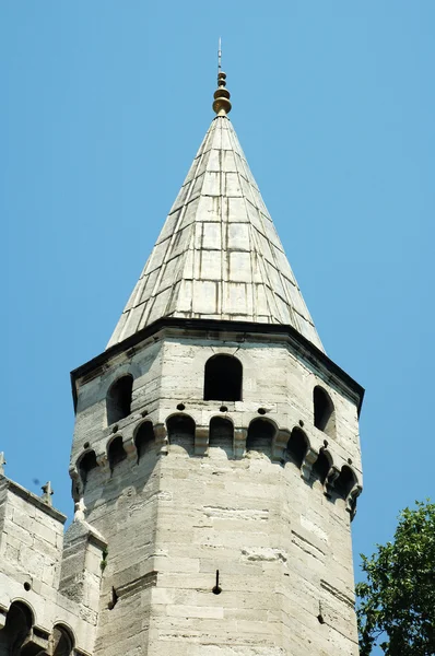 Istanbul, Törökország-nyolcszögletű csúcsives torony — Stock Fotó
