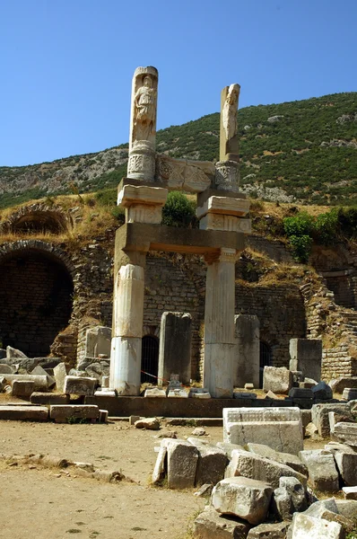 Tarihi Antik Roma şehir Efes Türkiye'deki sütunlar — Stok fotoğraf