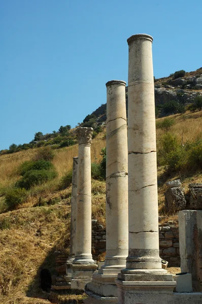 Στήλες σε το ιστορική αρχαία ρωμαϊκή πόλη της Εφέσου στην Τουρκία — Φωτογραφία Αρχείου