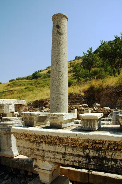 Kolommen in de historische oude Romeinse stad Efeze in Turkije — Stockfoto