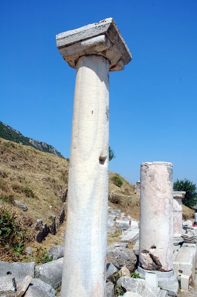 Kolumny w historyczny starożytnego rzymskiego miasta Efez w Turcji — Zdjęcie stockowe