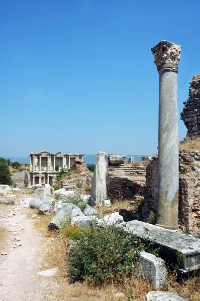 Στήλες σε το ιστορική αρχαία ρωμαϊκή πόλη της Εφέσου στην Τουρκία — Φωτογραφία Αρχείου