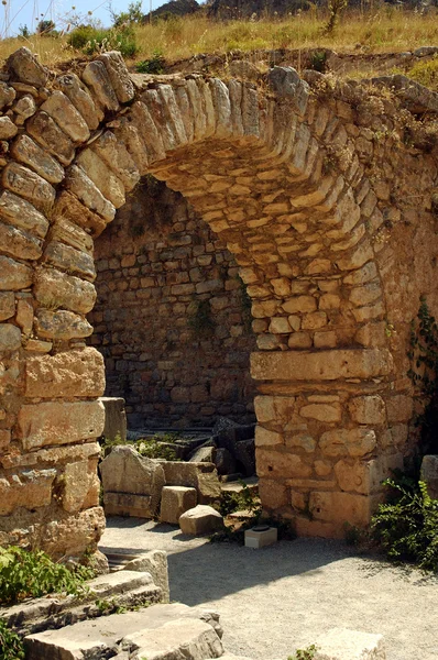Ancient Roman stone arch in the famous historical site of Ephesus in Turkey — Stock Photo, Image