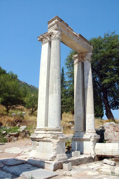 Kolommen in de historische oude Romeinse stad Efeze in Turkije — Stockfoto