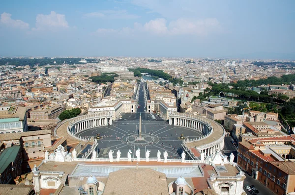 Utsikt från toppen av San Pietro (Vatikanstaten) i Rom tittar ner via Vaticano mot Castel St. Angelo — Stockfoto