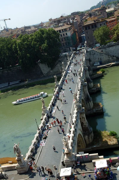 Ponte St. Angelo looking across the Tevere river (Tiber) from the top Castel St. Angelo — Stock Photo, Image