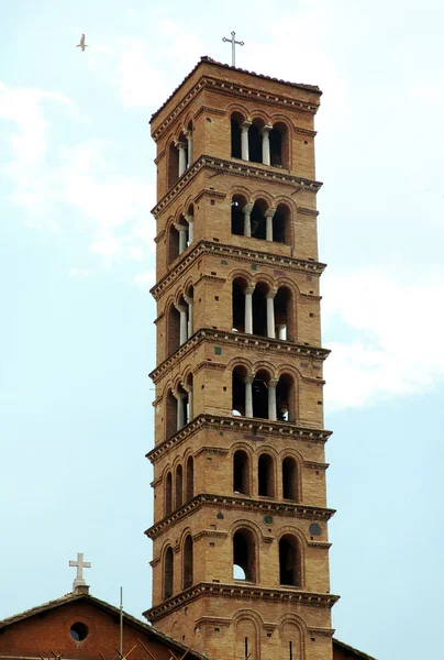 Klocktornet av kyrkan bostäder i bocca di Verità eller munnen av sanning i roma, en mytomspunna sten artefakt — Stockfoto