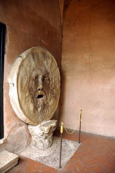 Bocca di Verita ou boca da verdade em Roma, um artefato de pedra lendário — Fotografia de Stock