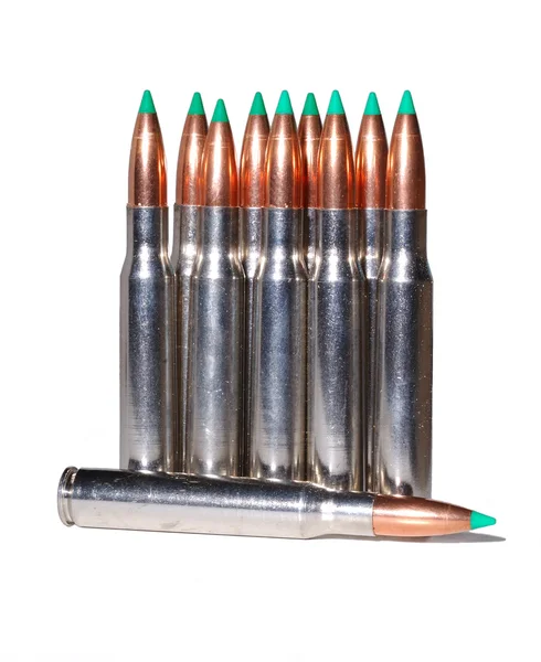 Cartuchos de rifle 30-06 aislados sobre un fondo blanco — Stockfoto