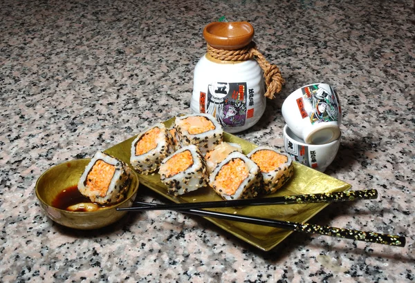 寿司板、 印章棍棒和 saki 杯在白色背景上 — 图库照片