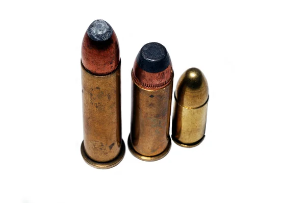 Cartuchos de pistola isolados sobre fundo branco — Fotografia de Stock
