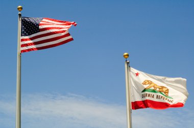 sert rüzgarda sallayarak yıldız & Kaliforniya ABD bayrakları