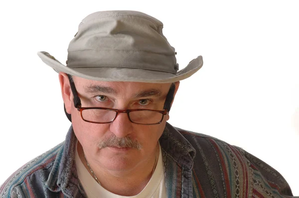 Medelålders man med glasögon och en hatt — Stockfoto