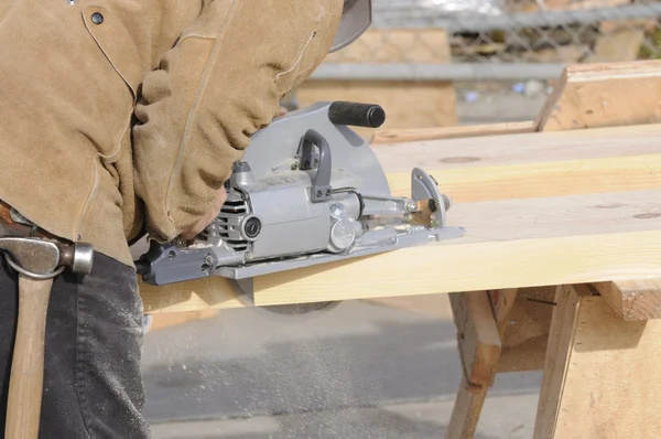 Carpenter cutting steps into a 4x12 — Stock Photo, Image