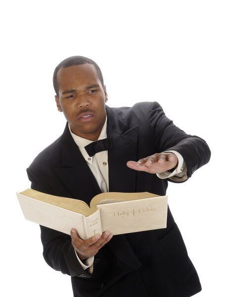 Афроамериканский проповедник, читающий проповедь
