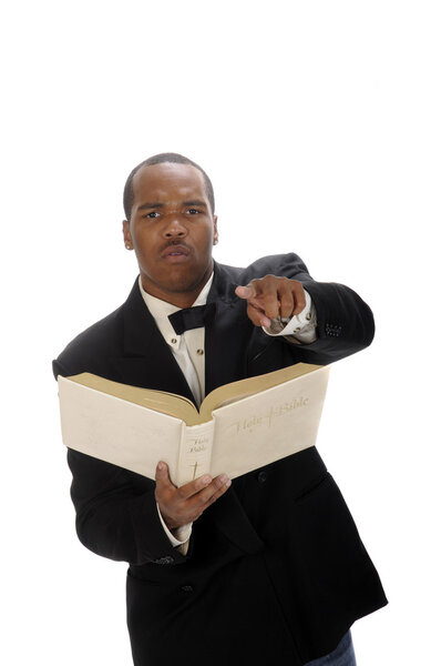 Афроамериканский проповедник, читающий проповедь
