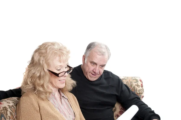 Пожилая пара просматривает счета — стоковое фото
