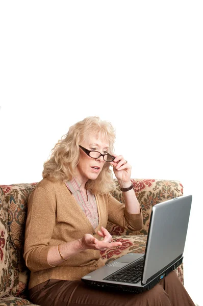 Ältere Frau studiert Finanzen am Computer — Stockfoto