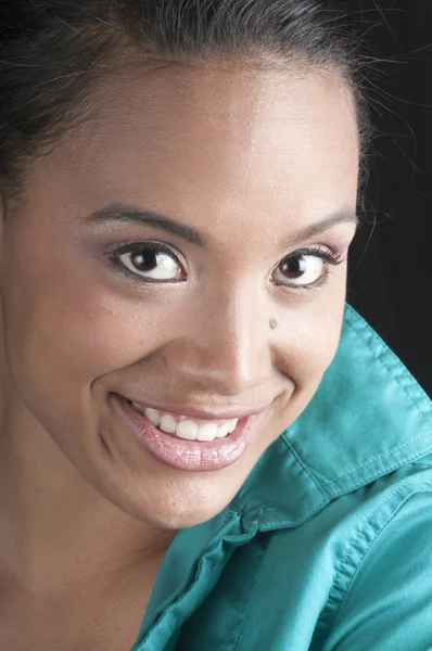 Close-up van prachtige zwarte vrouw — Stockfoto