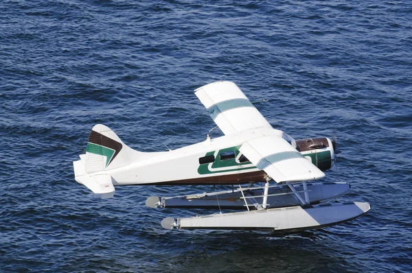Seaplane заходит на посадку — стоковое фото