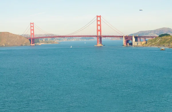 旧金山上空的飞艇 — 图库照片