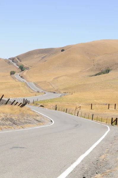Ζεστό ράβδο σπορ αυτοκίνητο διαπραγμάτευση ένα επαρχιακό δρόμο στην Καλιφόρνια — Φωτογραφία Αρχείου