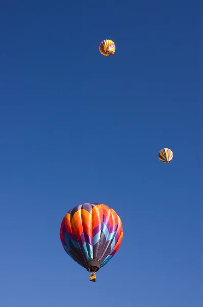 Verschillende ballons zeilen weg — Stockfoto
