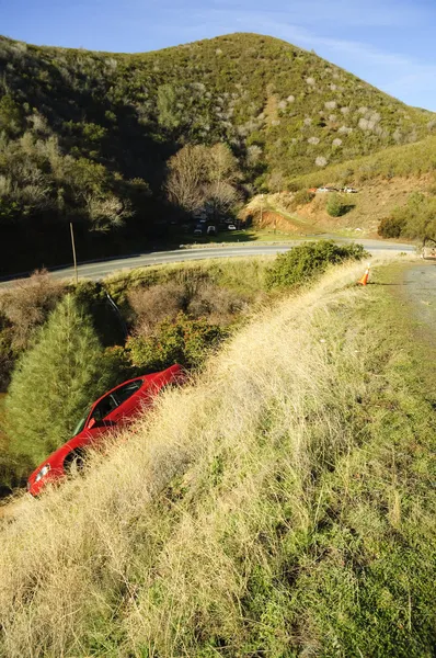Araba yoldan ve Kuzey California'da bir yokuş aşağı kaydırdı.