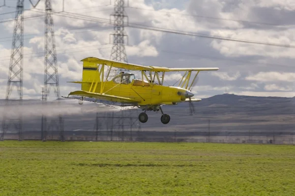 Low flying crop duster — Stock Photo, Image