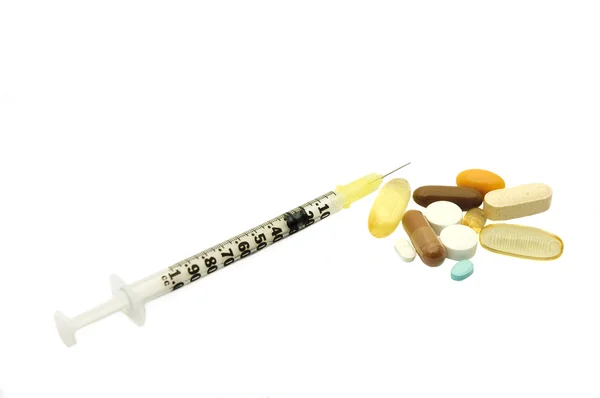 Medicamentos e uma seringa — Fotografia de Stock