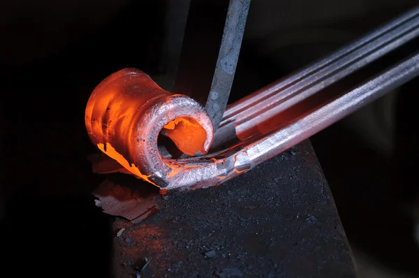 Dekoratif Küpeşte üzerinde çalışan demirci — Stok fotoğraf