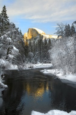 yosemite Vadisi'nde granit tepeler üzerinde alpenglow