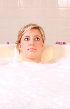 genç kadın banyo küveti