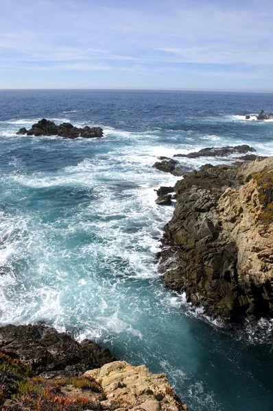 カリフォルニアの海岸線に崖 — ストック写真